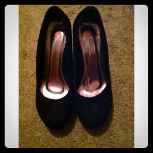 Super cute black suede wedges