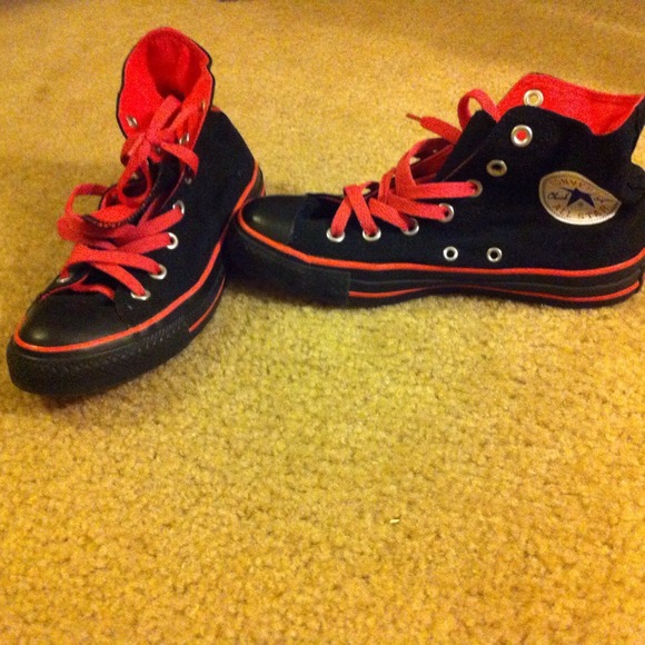 Like New Hot pink and black chuck Taylor converse