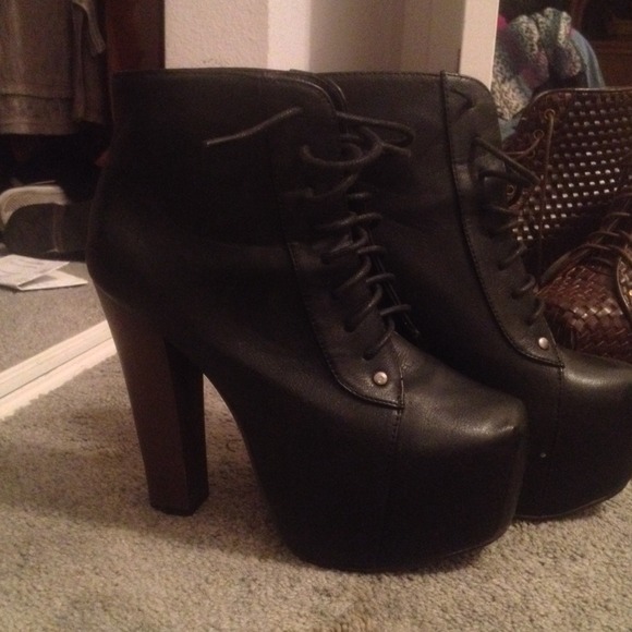 Jeffrey Campbell Lita look alike.