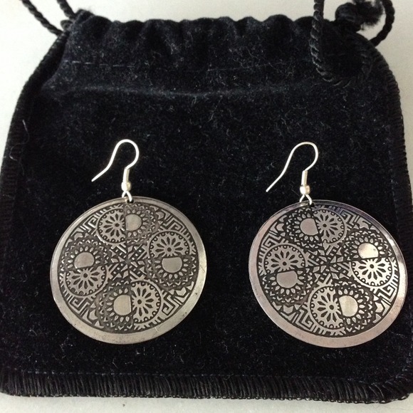 Jewelry - Silver tone earrings