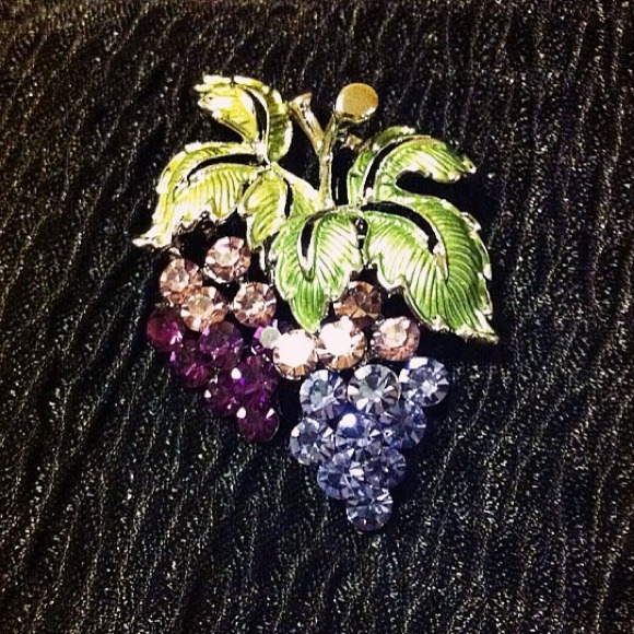 ❤️Crystal grapes brooch❤️