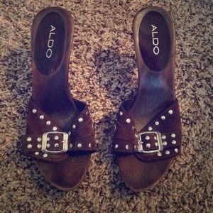 Brown sandal pump