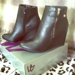 On hold for Melissa2six