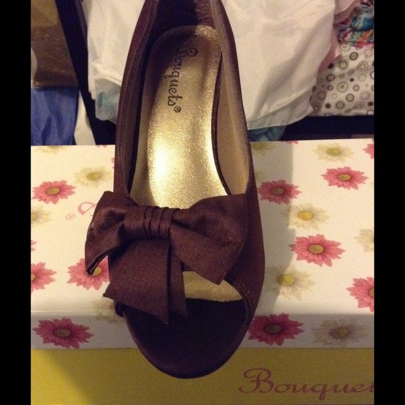 Bouquets Trisha pumps. Chocolate brown and satin