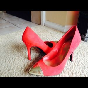 👠👠 & gold toe heels !!