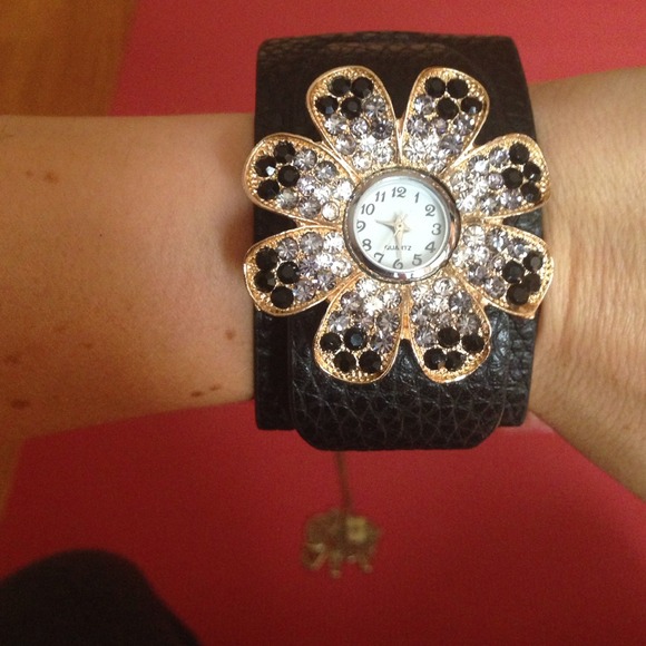 Fashionable flower watch! - Picture 1 of 3