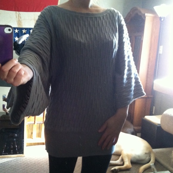 🔴SOLD🔴BCBG Grey Sweater - Picture 3 of 4
