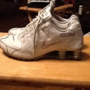 Nike shox white leather tennis shoes