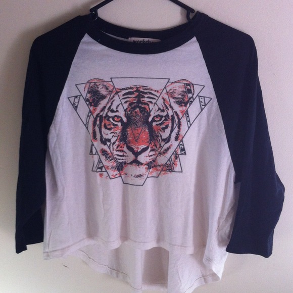 ❌SOLD❌ Tiger Graphic Baseball Crop Tee