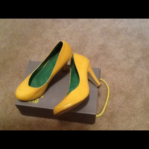 Charlotte Russe Yellow High Heels - Picture 3 of 4