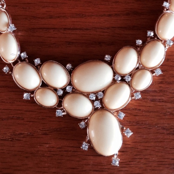 ⛔️SOLD⛔️Yellow Statement Necklace & Earrings - Picture 3 of 3