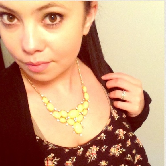 ⛔️SOLD⛔️Yellow Statement Necklace & Earrings - Picture 2 of 3