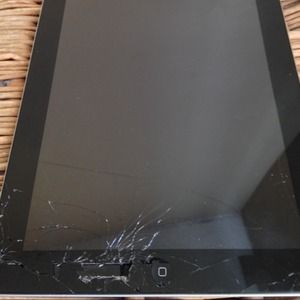 🚫SOLD🚫Fully functional IPad 3 w/ a broken screen