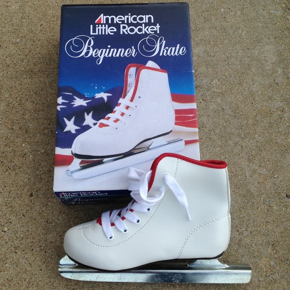 Sold at garage sale!!  ☀Girls beginners ice skates