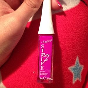 Stripe maker nail polish