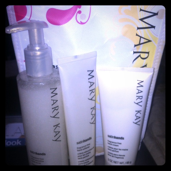 LAST CALL MK Satin Hands Gift Set