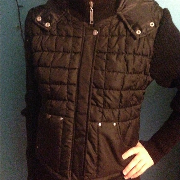 Ashely black vest/hoodie - Picture 2 of 4