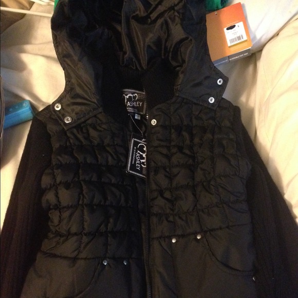 Ashely black vest/hoodie - Picture 3 of 4