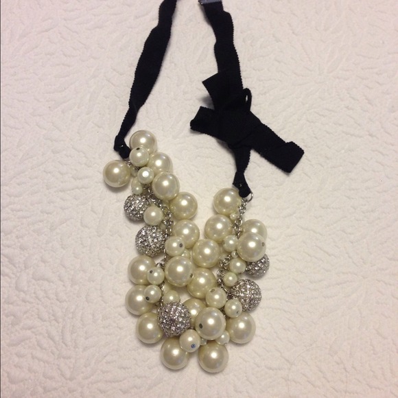 Ann Taylor Accessories - Ann Taylor Ribbon and Pearl Cluster necklace