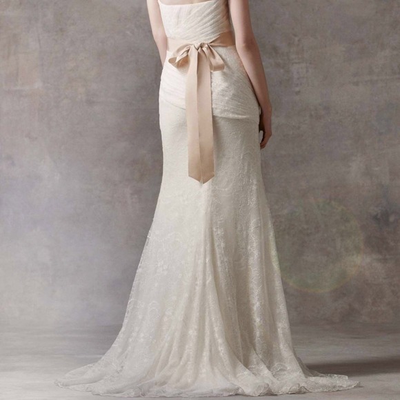 Vera Wang all Lace wedding dress. - Picture 3 of 4
