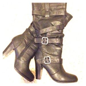 Super cute buckle boots! Mid calf!