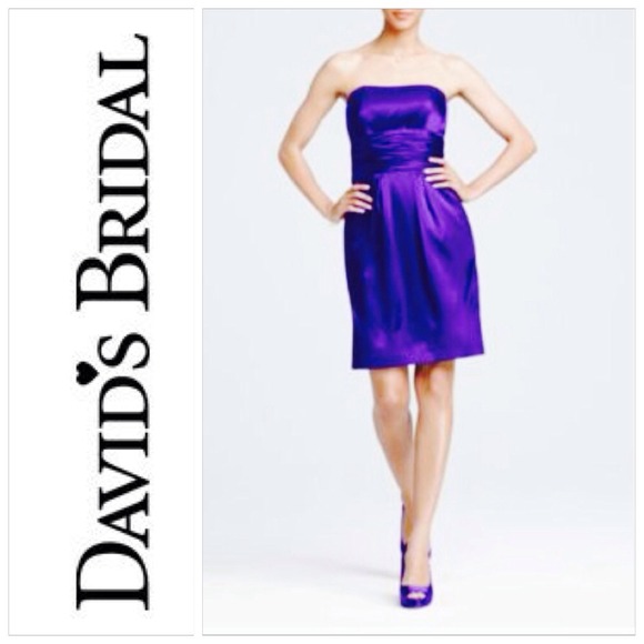 Short dress with ruched waist and pockets.