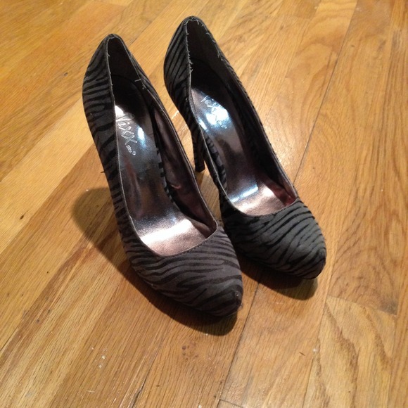 Size 7 pumps black n gray