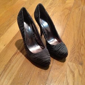 Size 7 pumps black n gray