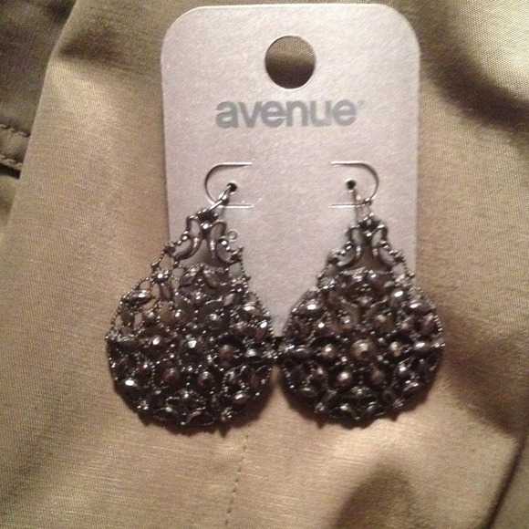 ❌SOLD❌Avenue earrings!
