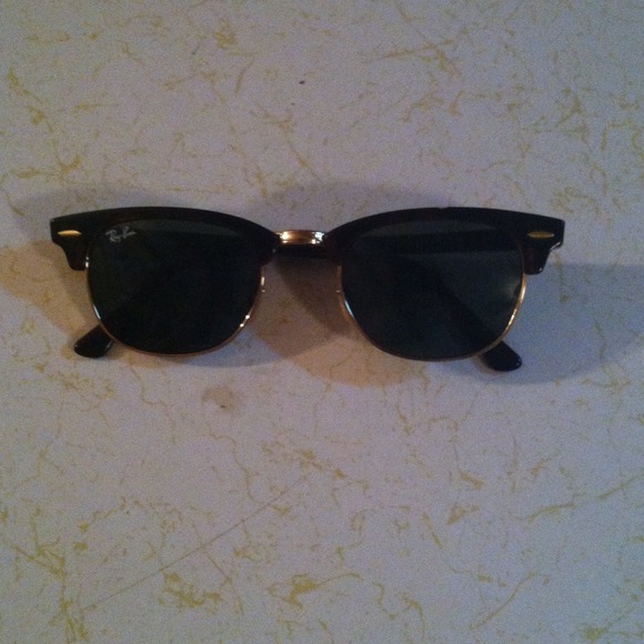 Ray-Ban Sunglasses & 2 sweaters bundle!