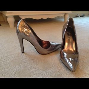 Silver pumps