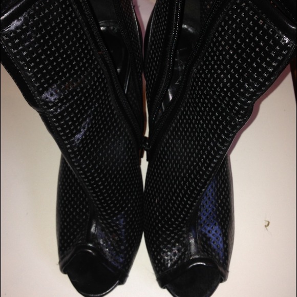 Cute black comfy booties!