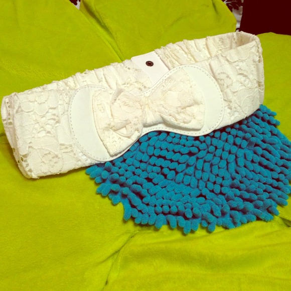 White bow belt