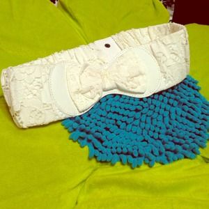 White bow belt