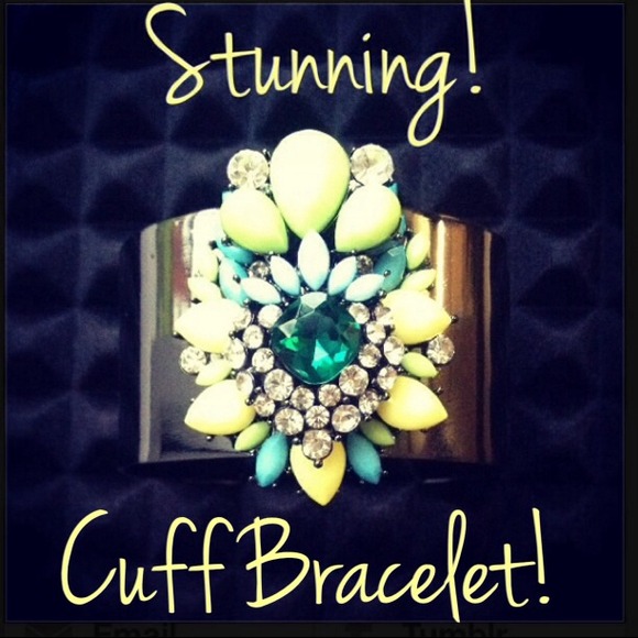 Jewelry - 💟BUNDLE💟New Gorgeous Crystal Cuff Bracelet!