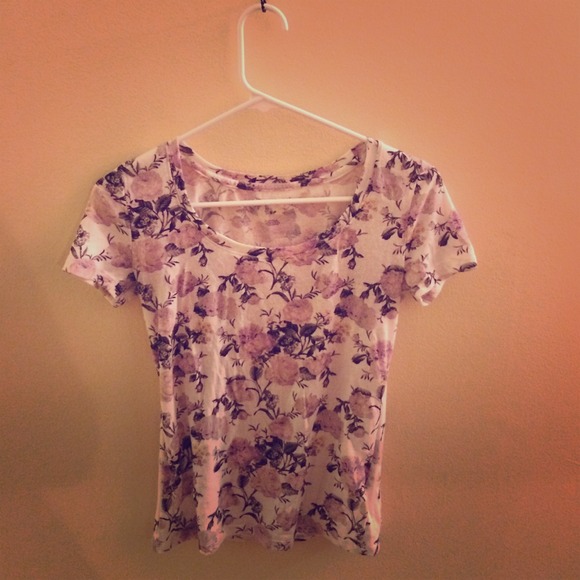 White and floral scoop neck fitted tee 🌸