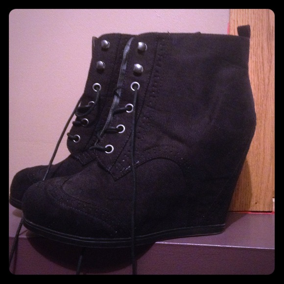 ✨Black Wedge Shoes - never worn!✨