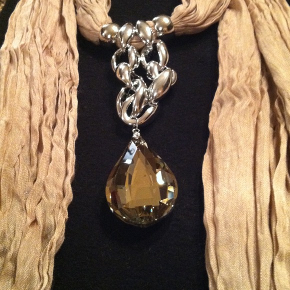 ✨Glam Scarf✨ new in plastic - Picture 1 of 4