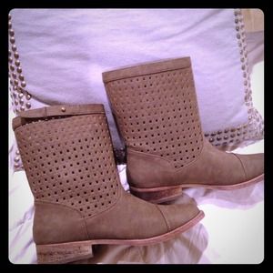Mora Taupe Cutout Boot