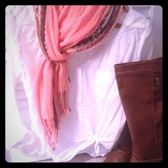 Adorable AE peasant top