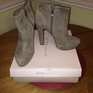 ***SOLD***REDUCED! BRAND NEW! Suede ankle boots.