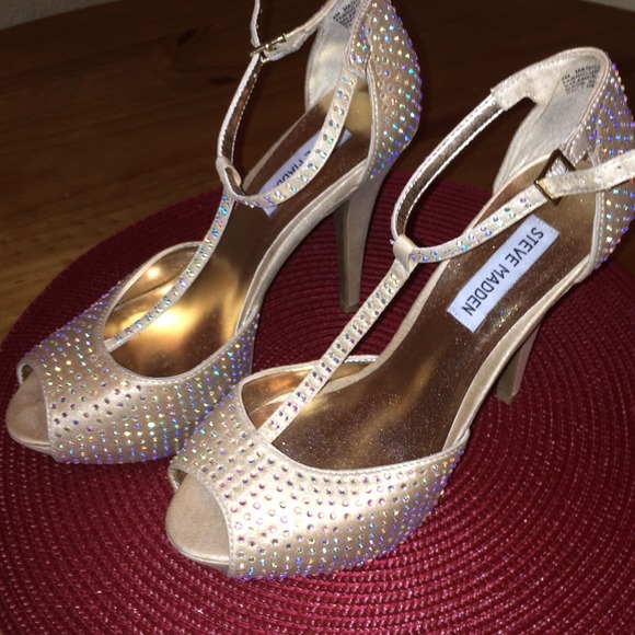 Steve Madden nude pumps.