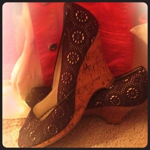 Brown lace peeptoe wedges!