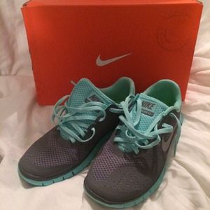 WMNS Nike Free 4.0 V2 size 6 💥reserved till Sat💥