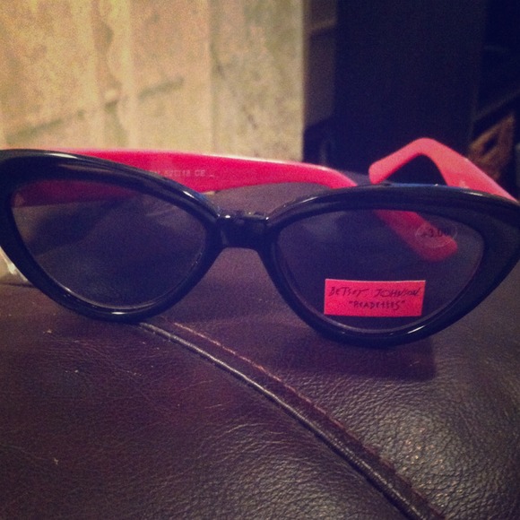 Betsey Johnson reading sunglasses