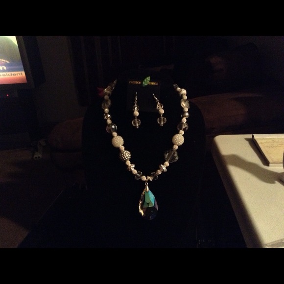 Necklace set---SOLD🚫