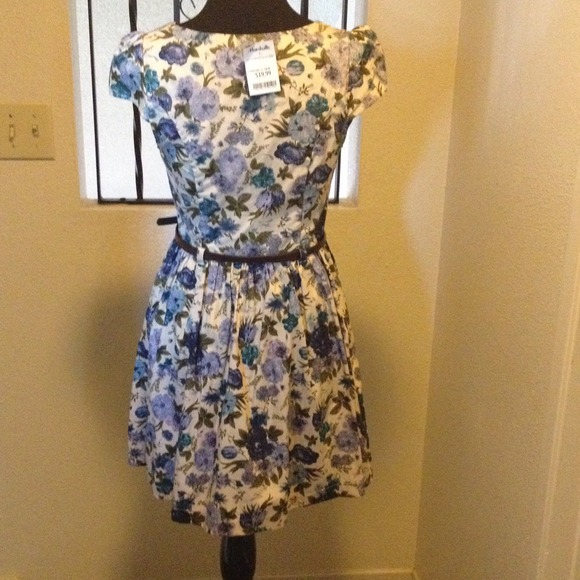 Sold**Vintage looking fit and flare dress - Picture 2 of 4