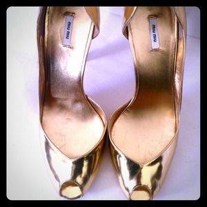🔴Sold miumiu gold pumps