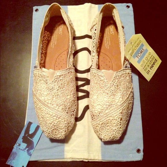 TOMS Ivory Crochet w/ bag Bracelet & Sticker