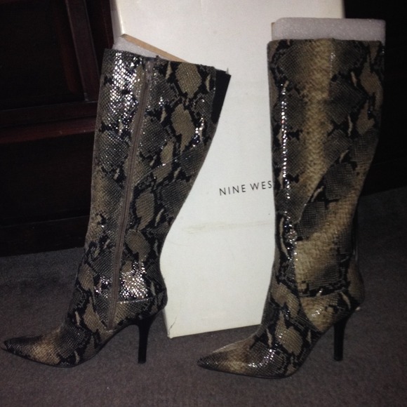 Nine West Natural/BK Synthetic 7 1/2 Boots - Picture 2 of 2